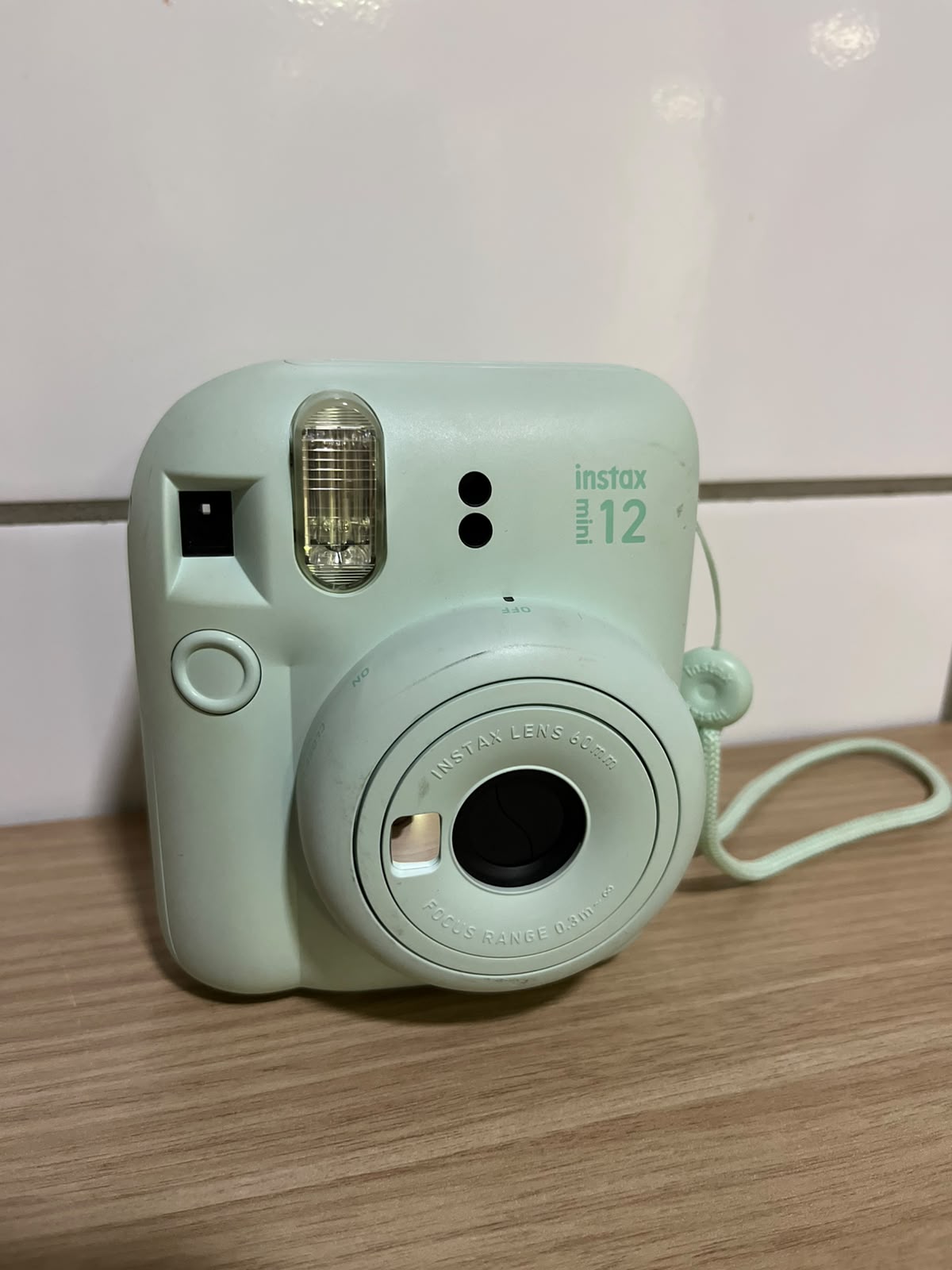 Câmera Instax Mini 12 verde menta vista de frente