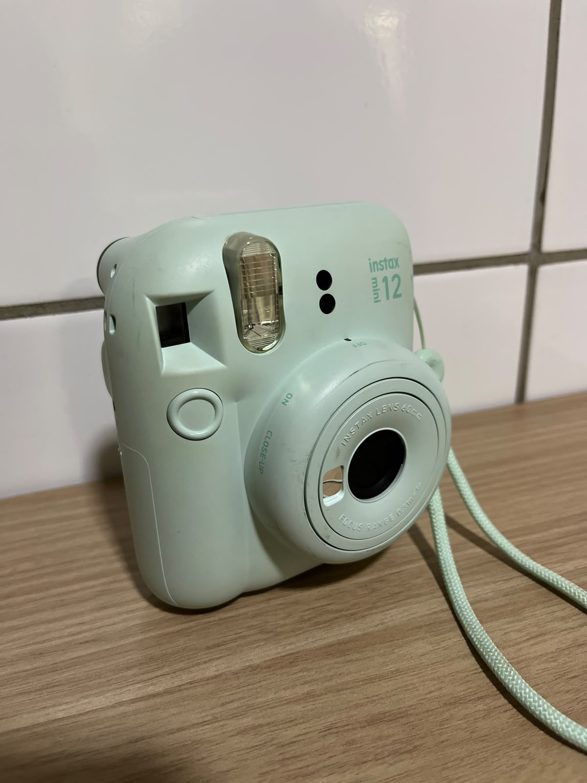 Detalhe da lente e do flash da Instax Mini 12