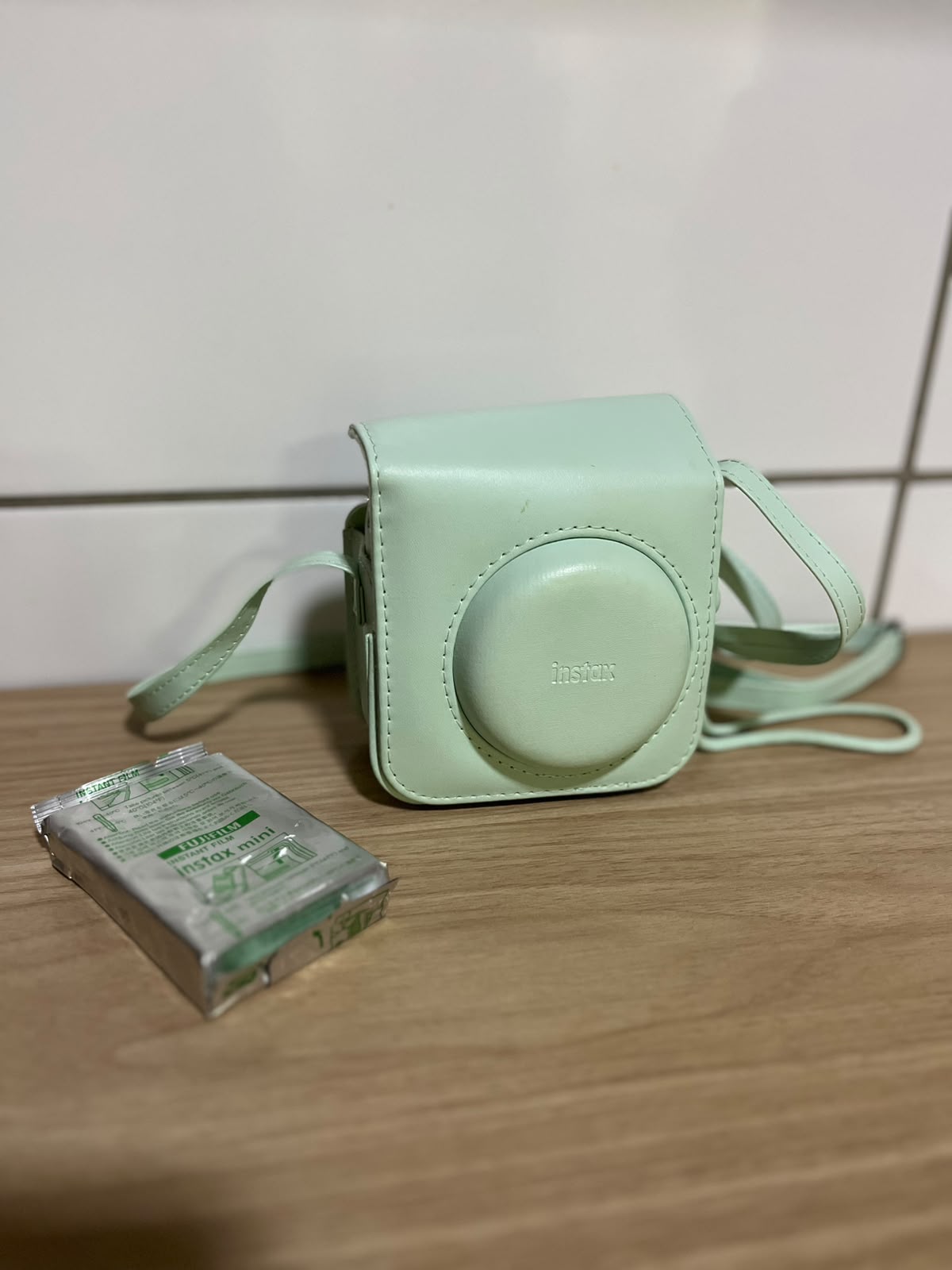 Bolsa de couro verde menta e pacote de filme instax mini